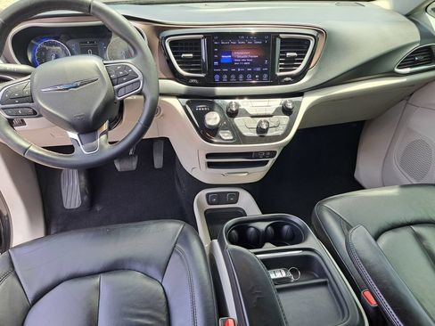 Used 2017 Chrysler Pacifica Touring-L FWD image 12