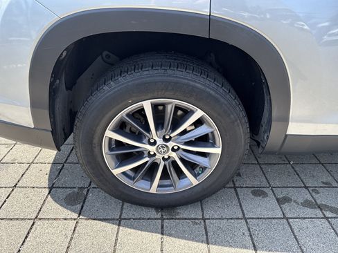 Used 2019 Toyota Highlander XLE FWD image 9