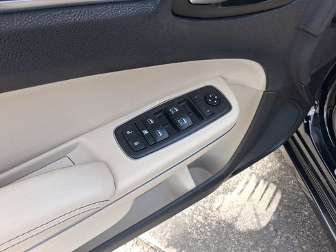 Used 2019 Chrysler 300 Limited RWD image 12