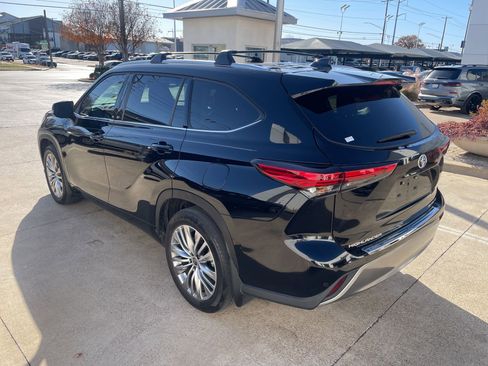 Used 2023 Toyota Highlander Limited image 7