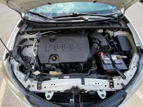 Used 2014 Toyota Corolla LE FWD image 17