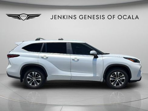 Used 2024 Toyota Highlander XLE AWD/4WD image 2