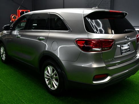 Used 2019 Kia Sorento LX image 2