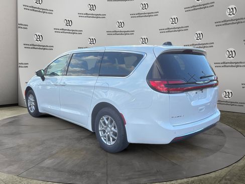 New 2026 Chrysler Pacifica Select image 3