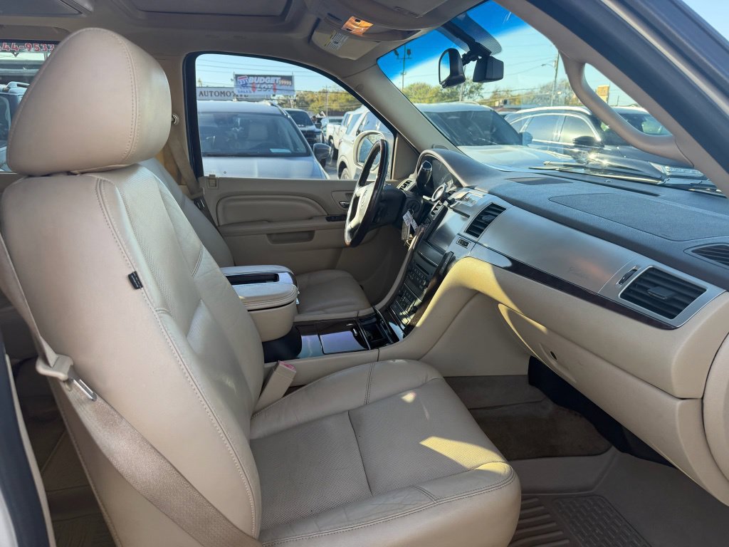 Used 2012 Cadillac Escalade Luxury AWD/4WD image 17