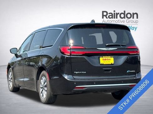 Used 2023 Chrysler Pacifica Touring-L FWD image 4