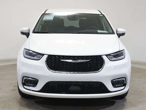 Used 2023 Chrysler Pacifica Touring-L AWD/4WD image 5