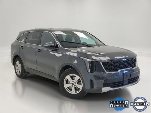 Used 2024 Kia Sorento LX image 1