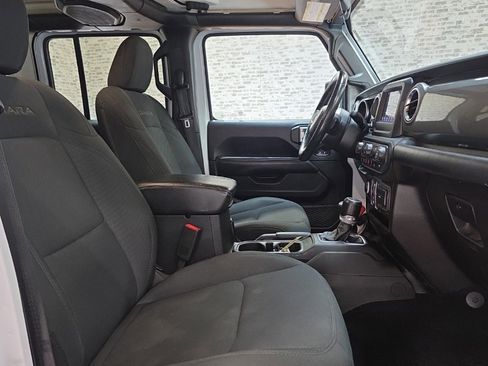 Used 2019 Jeep Wrangler Unlimited Sahara image 11