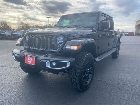 Used 2025 Jeep Gladiator Sport image 3