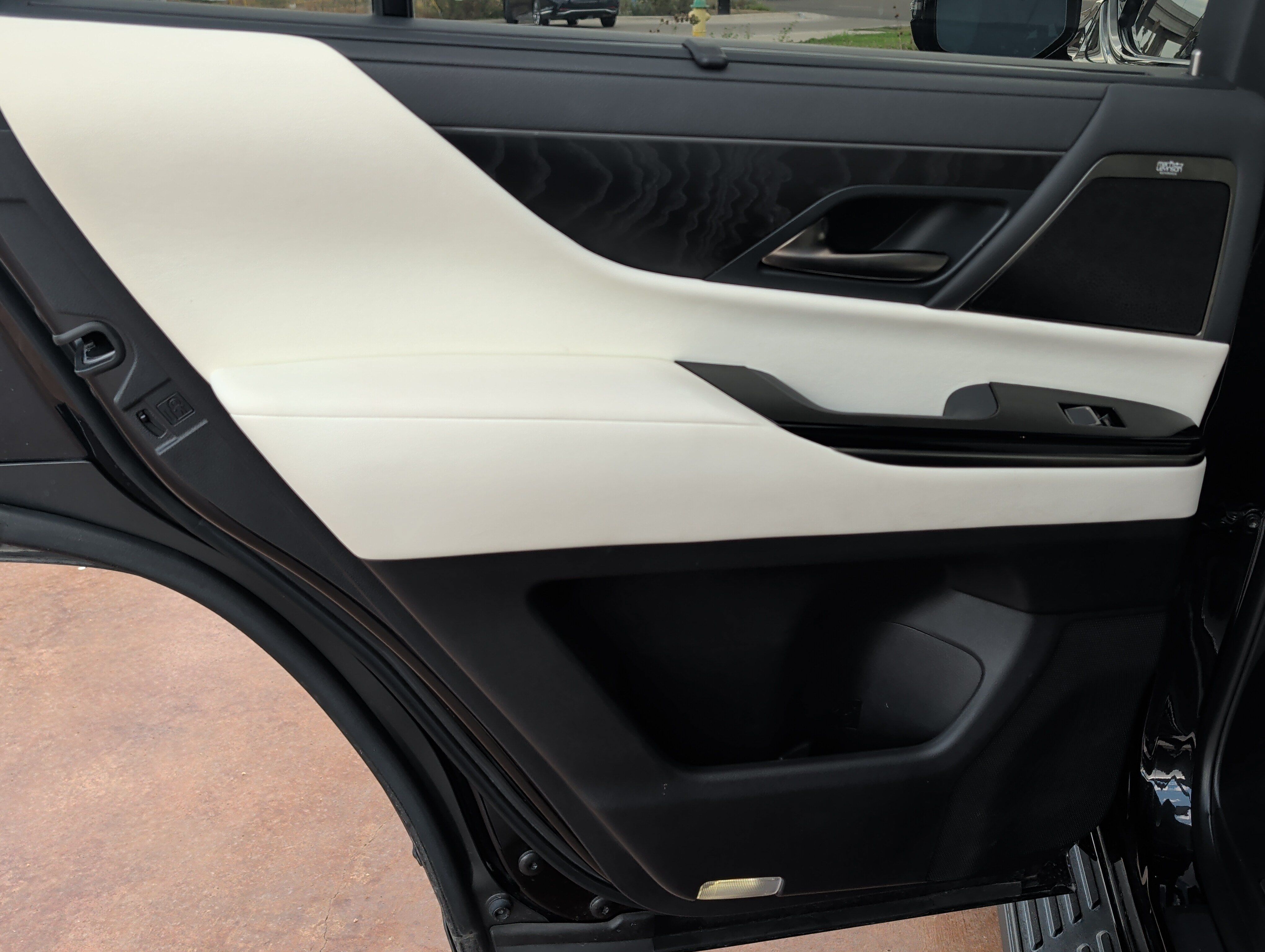 Used 2022 Lexus LX 600 4WD w/ Appearance Package image 20