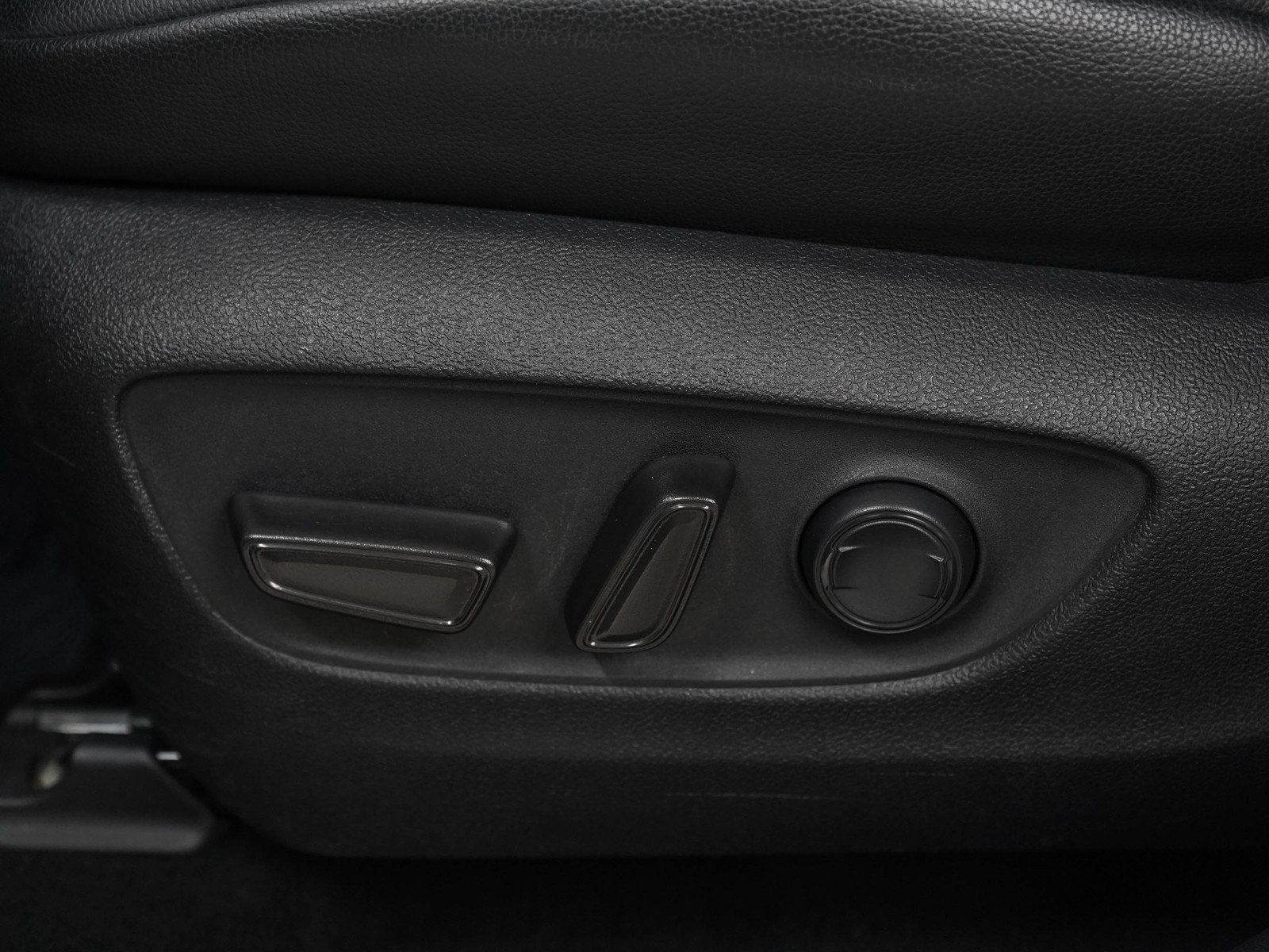 Used 2021 Toyota Highlander XLE AWD/4WD image 24