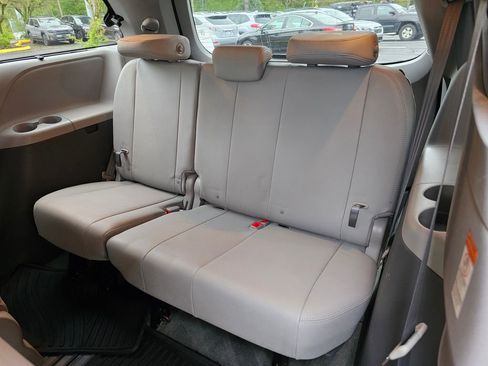 Used 2017 Toyota Sienna XLE w/ XLE Navigation Package FWD image 19
