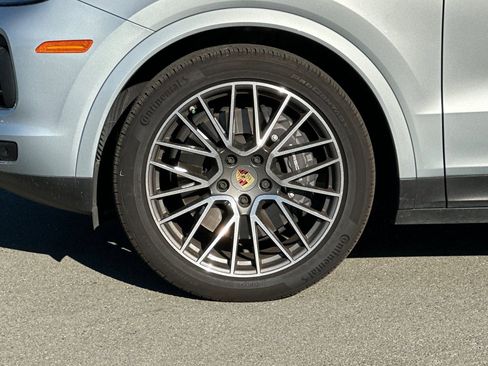 Used 2023 Porsche Cayenne Platinum Edition image 25