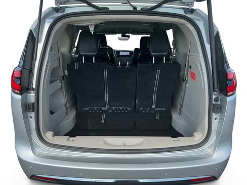 Used 2024 Chrysler Pacifica Touring-L FWD image 24