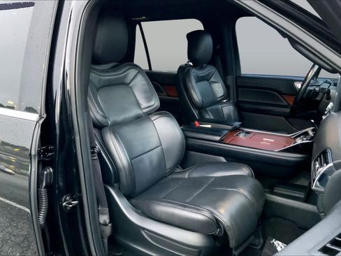 Used 2018 Lincoln Navigator Select w/ Technology Package RWD image 9