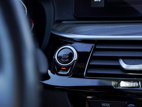 Used 2021 BMW M550i xDrive image 24