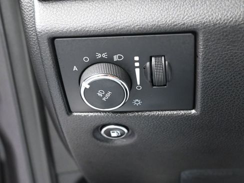 Used 2019 Jeep Grand Cherokee Altitude image 16