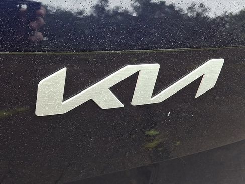 Used 2025 Kia Carnival EX FWD image 31