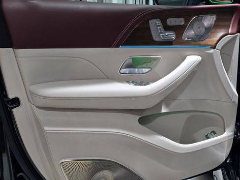 Used 2025 Mercedes-Benz Maybach GLS 600 4MATIC image 36