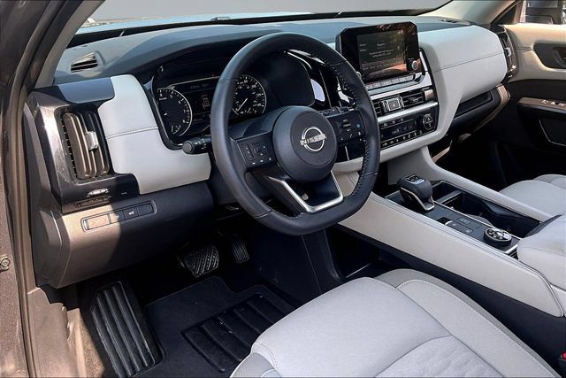 Used 2025 Nissan Pathfinder SV AWD/4WD image 17
