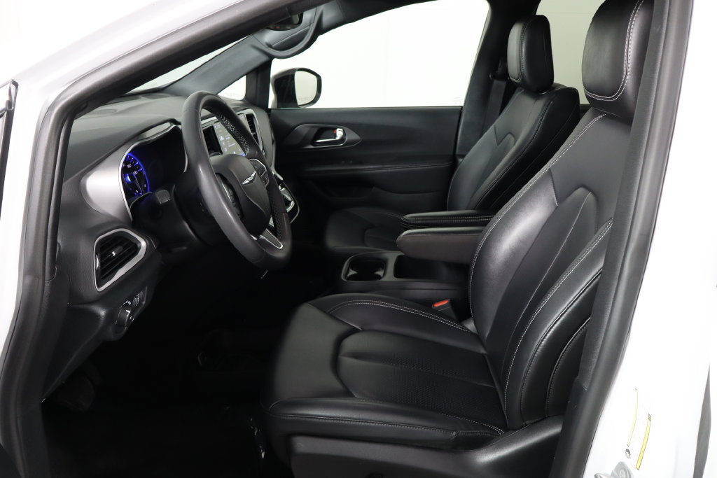 Used 2025 Chrysler Pacifica Select FWD image 14