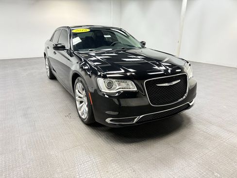 Used 2018 Chrysler 300 Touring L image 8