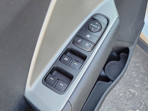 Used 2018 Kia Niro LX image 14