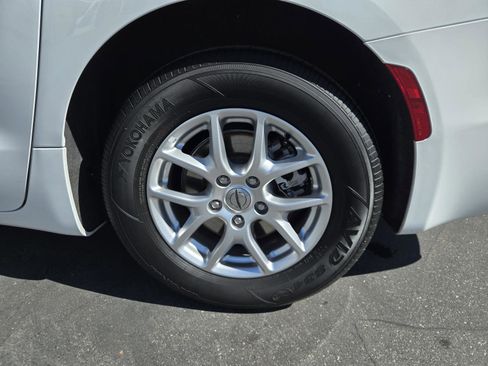 Certified 2023 Chrysler Pacifica Touring-L image 34