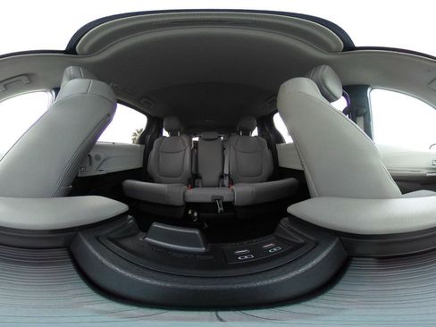 Used 2025 Toyota Sienna XLE image 47