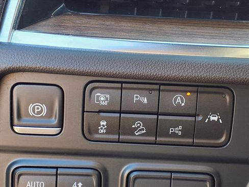 Used 2025 Chevrolet Suburban High Country image 10