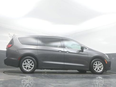 Used 2023 Chrysler Pacifica Touring-L FWD image 53