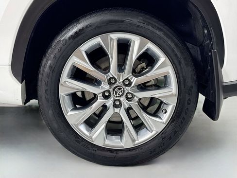 Used 2024 Toyota Highlander Limited AWD/4WD image 8