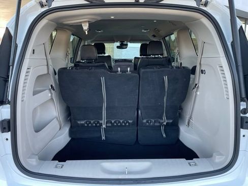Used 2023 Chrysler Pacifica Touring-L FWD image 31