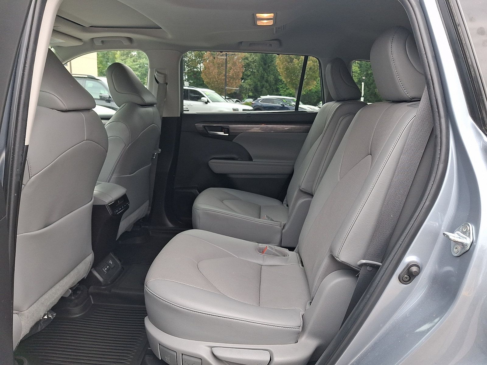 Used 2023 Toyota Highlander Limited AWD/4WD image 10
