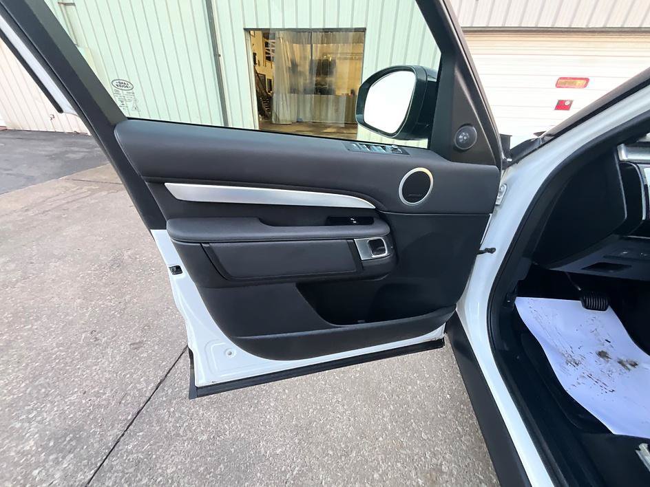 Used 2020 Land Rover Discovery Landmark AWD/4WD image 11