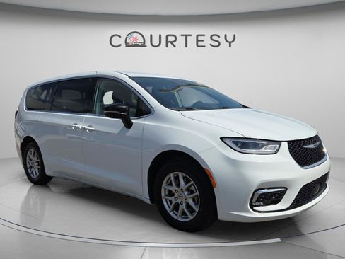 Used 2024 Chrysler Pacifica Touring-L image 3