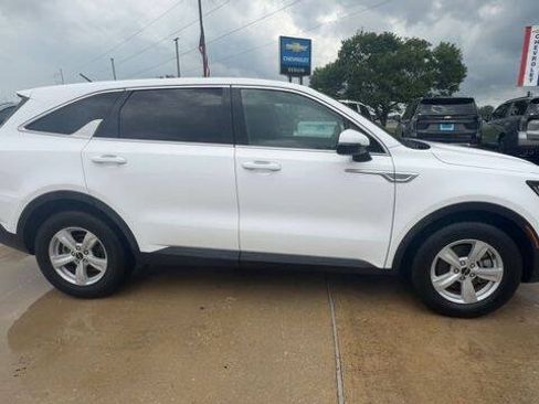 Used 2023 Kia Sorento LX FWD image 9