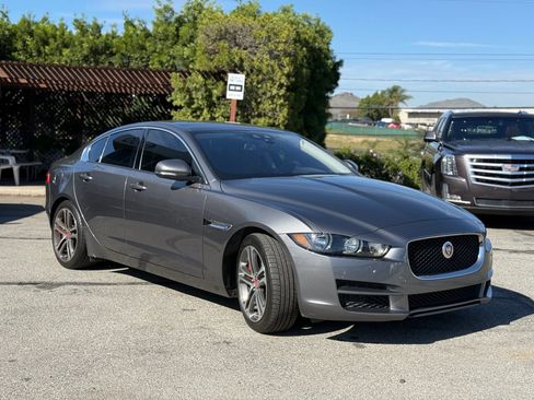 Used 2017 Jaguar XE Premium image 4