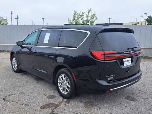 Used 2025 Chrysler Pacifica Select FWD image 10