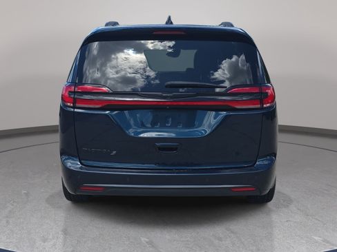 Used 2023 Chrysler Pacifica Touring-L w/ S Appearance Package FWD image 7