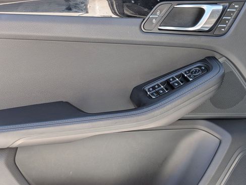 Certified 2024 Porsche Macan image 13
