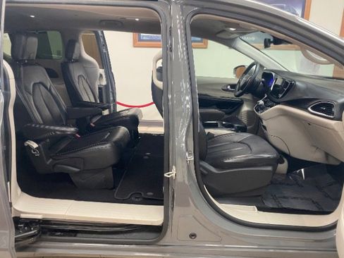 Used 2022 Chrysler Pacifica Touring-L image 15