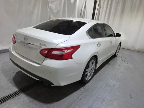 Used 2017 Nissan Altima 3.5 SL w/ 3.5SL Technology Package image 4
