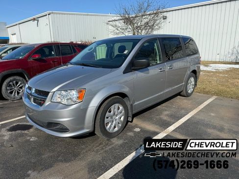 Used 2018 Dodge Grand Caravan SE w/ UConnect Hands-Free Group image 1