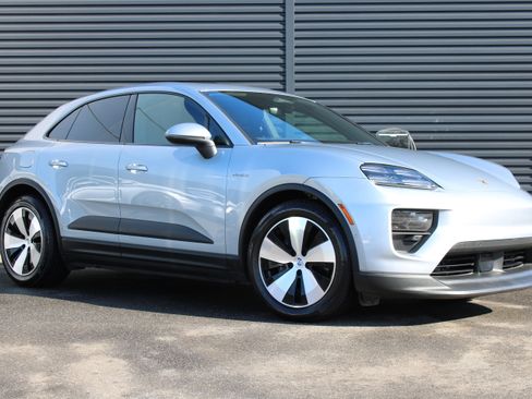 Used 2024 Porsche Macan 4 Electric image 10