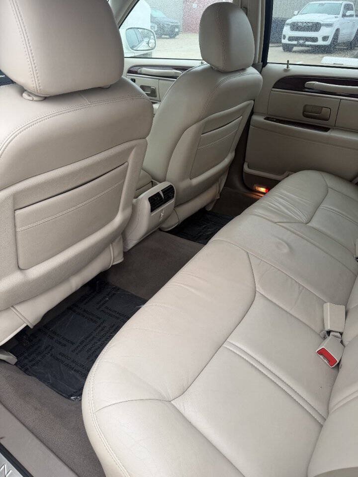 Used 2005 Lincoln Town Car Signature Limited RWD image 24