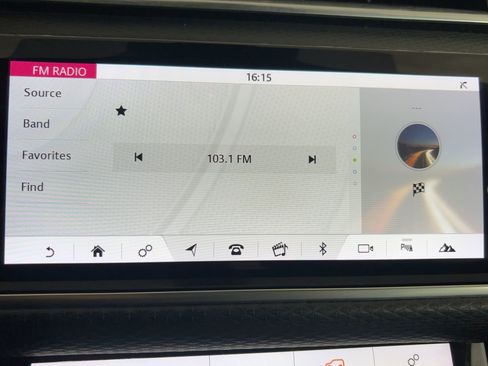 Used 2018 Land Rover Range Rover Velar R-Dynamic SE image 35