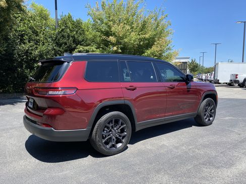 Used 2025 Jeep Grand Cherokee L Limited w/ Trailer Tow Package AWD/4WD image 9