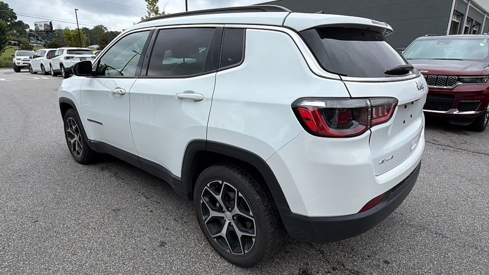 Used 2024 Jeep Compass Latitude AWD/4WD image 10